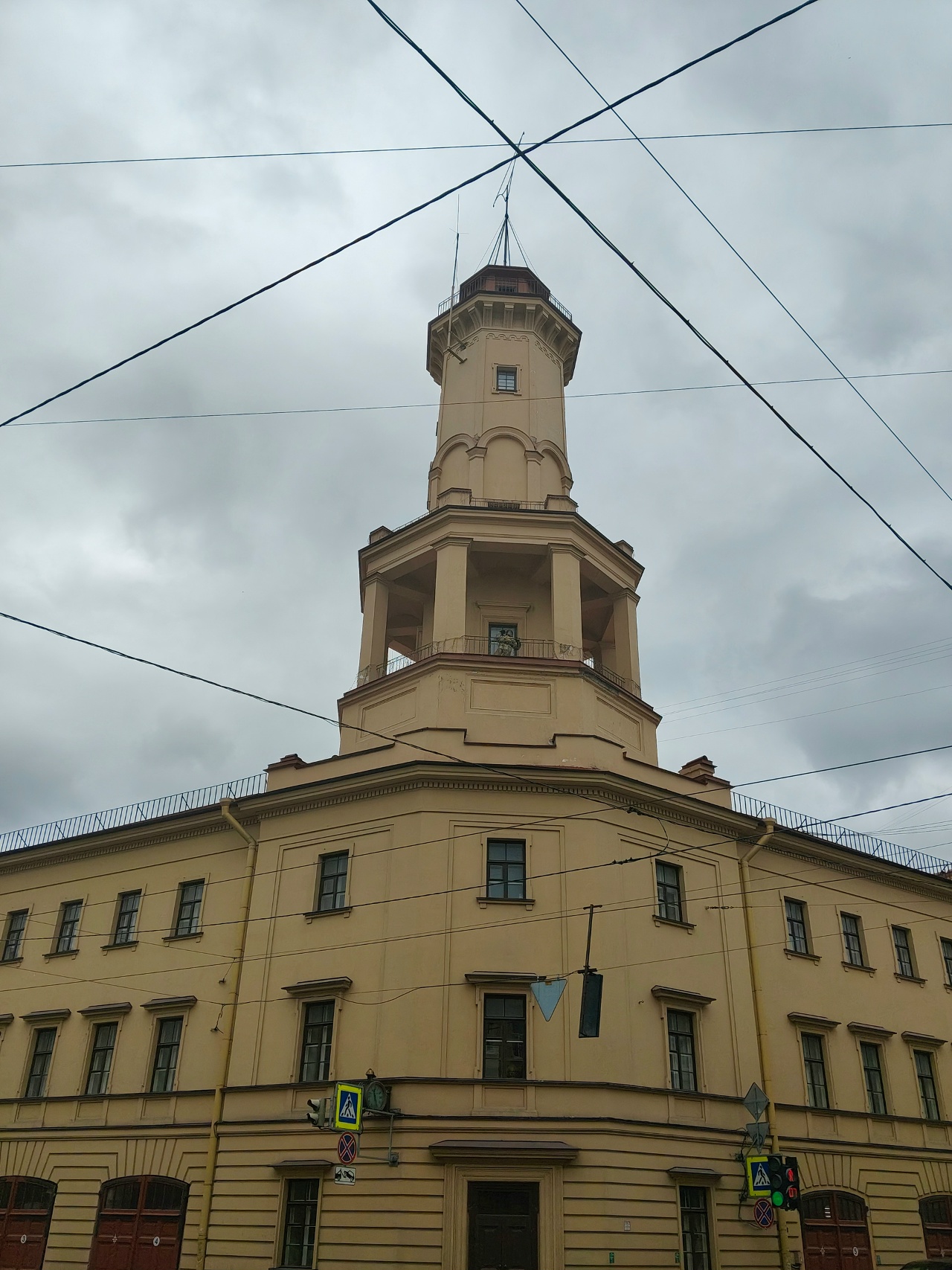 Шпили, башни и крыши Петербурга