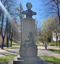 Памятник М.В. Ломоносову в Ломоносове