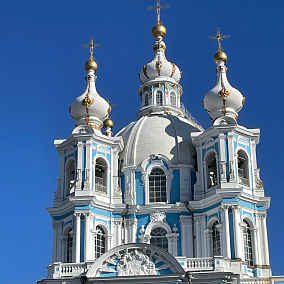 Смольный собор: лазурный мираж над Невой